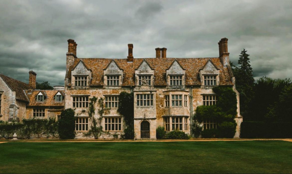 Gameplay Walkthrough: Solve the Murder Mystery at Buckley Manor in Oxfordshire